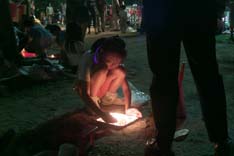 Enfant et ses bougies
